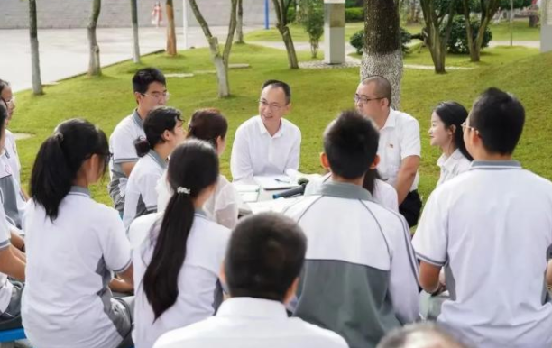 大力改善职业教育办学条件稳步推进职业教育一核两翼整合办学