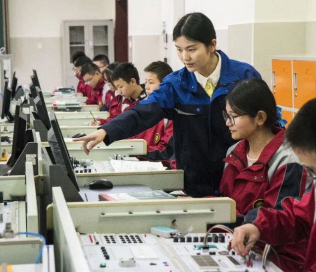 课程教育中设置企业实践环节让学生在实践检验中增加板补短板