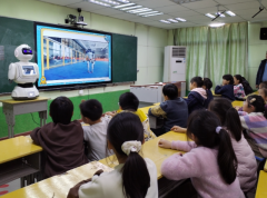 互动年级高一些的学生乃至能够尝试自己编程完成其间的部分模块